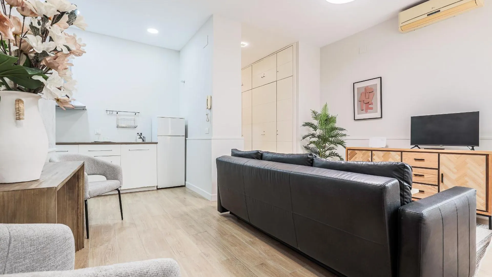 Apartment Precioso Estudio En San Julian Sevilla, Ac Wifi Hiniesta Estudio Spain